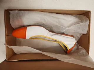 Manoletinas blancas y naranjas