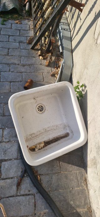 Pila de cerámica. Esta sucia pero perfecta