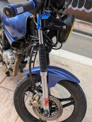 YBR 125 Café Racer cambio de nombre incluido.