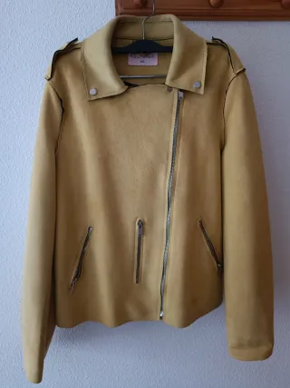 Sandalias, cazadora y pijama