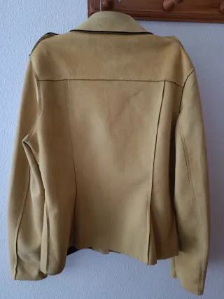 Sandalias, cazadora y pijama