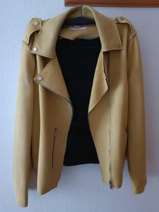 Sandalias, cazadora y pijama