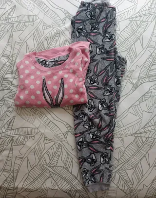 Sandalias, cazadora y pijama