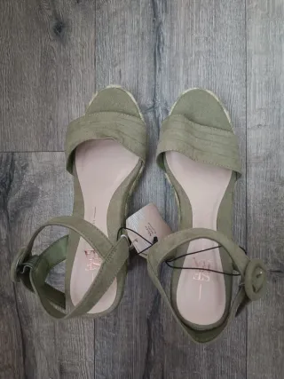 Sandalias, cazadora y pijama