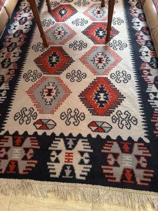 Alfombra de lana beige y roja