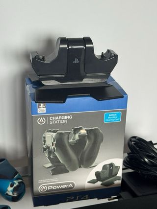 PS4 (PlayStation 4) + 2 controller + Caricabatterie per controller