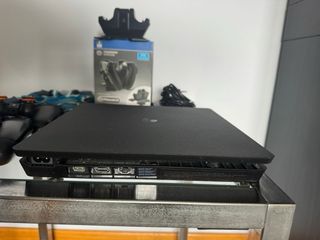 PS4 (PlayStation 4) + 2 controller + Caricabatterie per controller