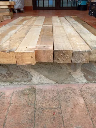 Vigas, listones, puntales, postes, palos, pilares.