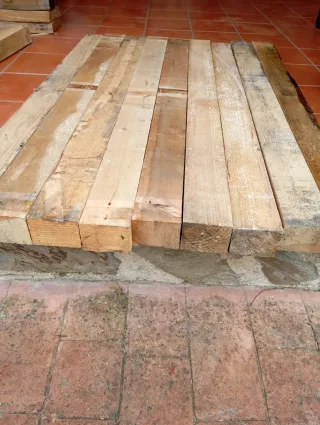 Vigas, listones, puntales, postes, palos, pilares.