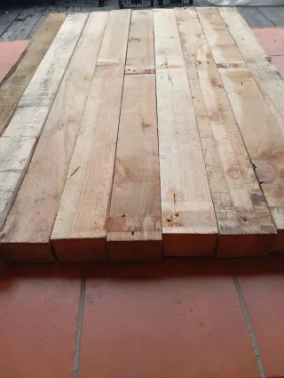 Vigas, listones, puntales, postes, palos, pilares.