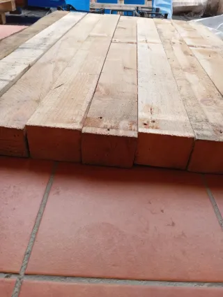 Vigas, listones, puntales, postes, palos, pilares.