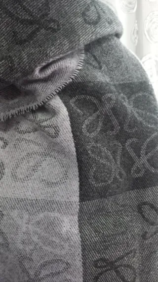 Sciarpa invernale grigia con logo