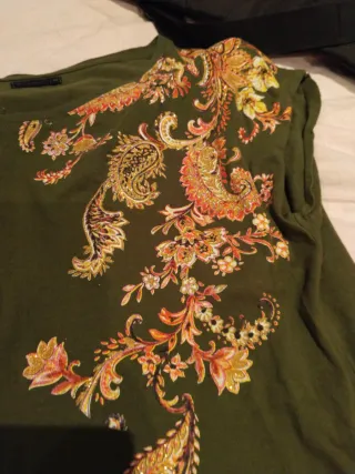 Camiseta verde kaki con estampado floral