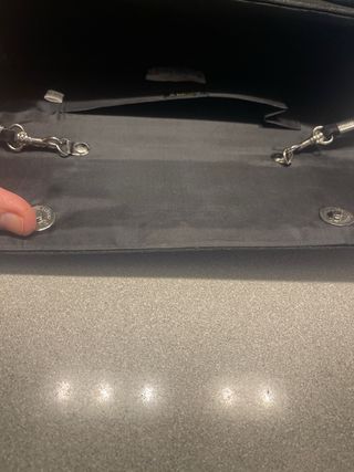 Cartera de mano negra con adornos