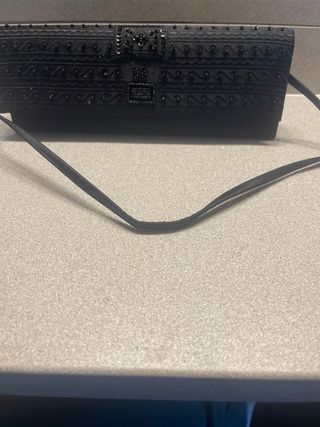 Cartera de mano negra con adornos