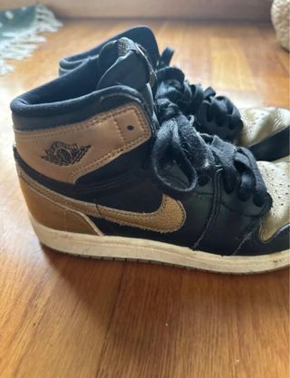 Jordan Negro Dorado Niño