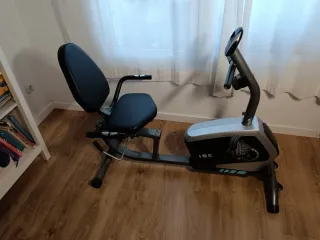 Bicicleta estática horizontal con respaldo