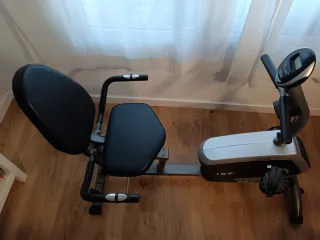 Bicicleta estática horizontal con respaldo