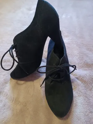 Botines de tacón negros con cordones