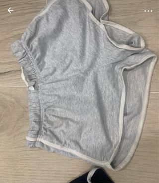 Shorts deportivos grises y negros