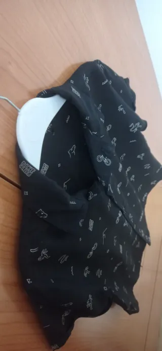 Camisa negra estampada de talla  6-7 años