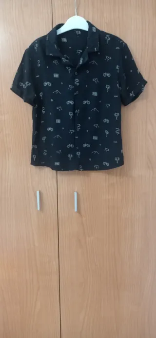 Camisa negra estampada de talla  6-7 años