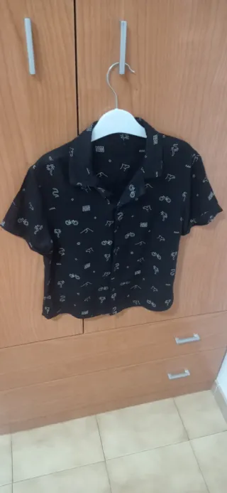 Camisa negra estampada de talla  6-7 años