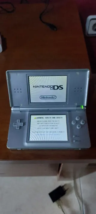 Nintendo DS Lite Plata + Cargador y Lápiz