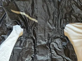 Giacca e pantaloni antipioggia da moto nuovi