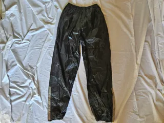 Giacca e pantaloni antipioggia da moto nuovi