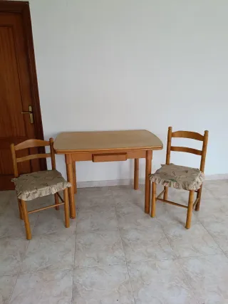 Mesa y 2 sillas de madera