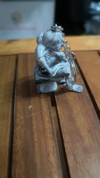 Portachiavi Scheletro Seduto su WC con Sigaretta