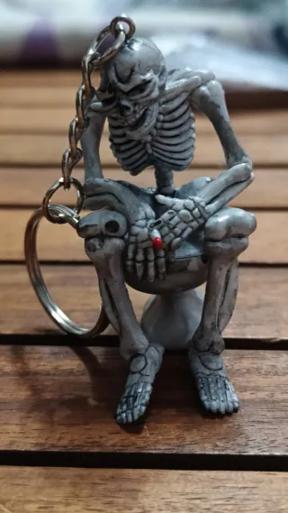 Portachiavi Scheletro Seduto su WC con Sigaretta
