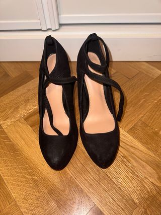 Zapatos de tacón negros con pulsera