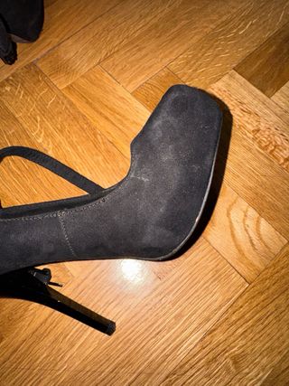 Zapatos de tacón negros con pulsera