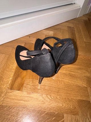 Zapatos de tacón negros con pulsera