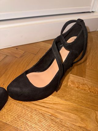 Zapatos de tacón negros con pulsera