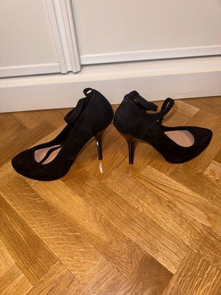 Zapatos de tacón negros con pulsera