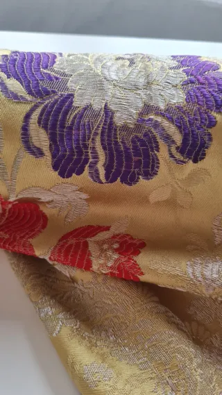 5.70m de Tela fallera dorada con flores de colores