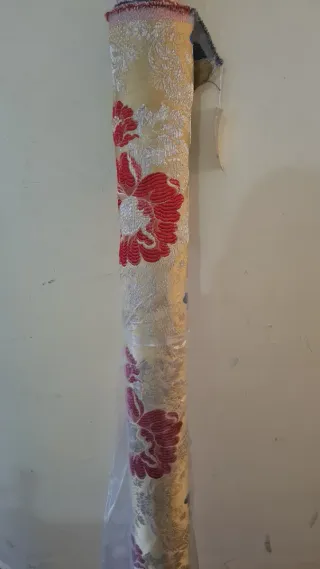 5.70m de Tela fallera dorada con flores de colores