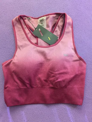 Conjunto deportivo Myprotein rosa y rojo