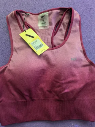 Conjunto deportivo Myprotein rosa y rojo