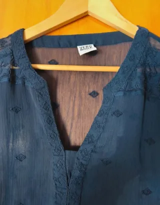 Camisa blusa azul marino con bordados