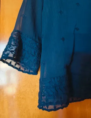 Camisa blusa azul marino con bordados