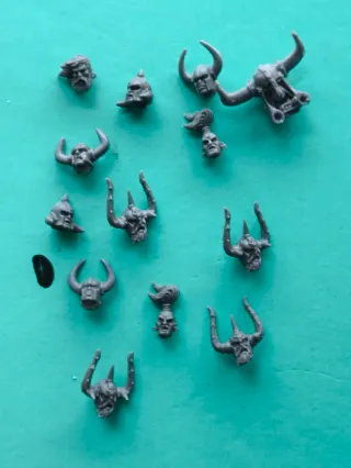 Bits Warhammer Cabezas y Cuernos bárbaros caos
