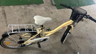 Bicicleta niña amarilla con cesta