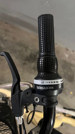 Bicicleta niña amarilla con cesta