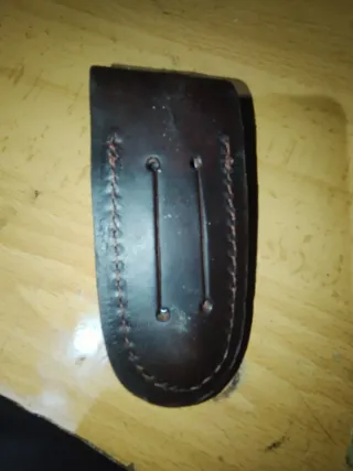 Navaja multiusos con funda de cuero puro