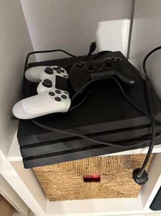 PS4 Pro + 2 controller