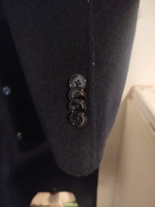 Elegante abrigo azul marino hombre